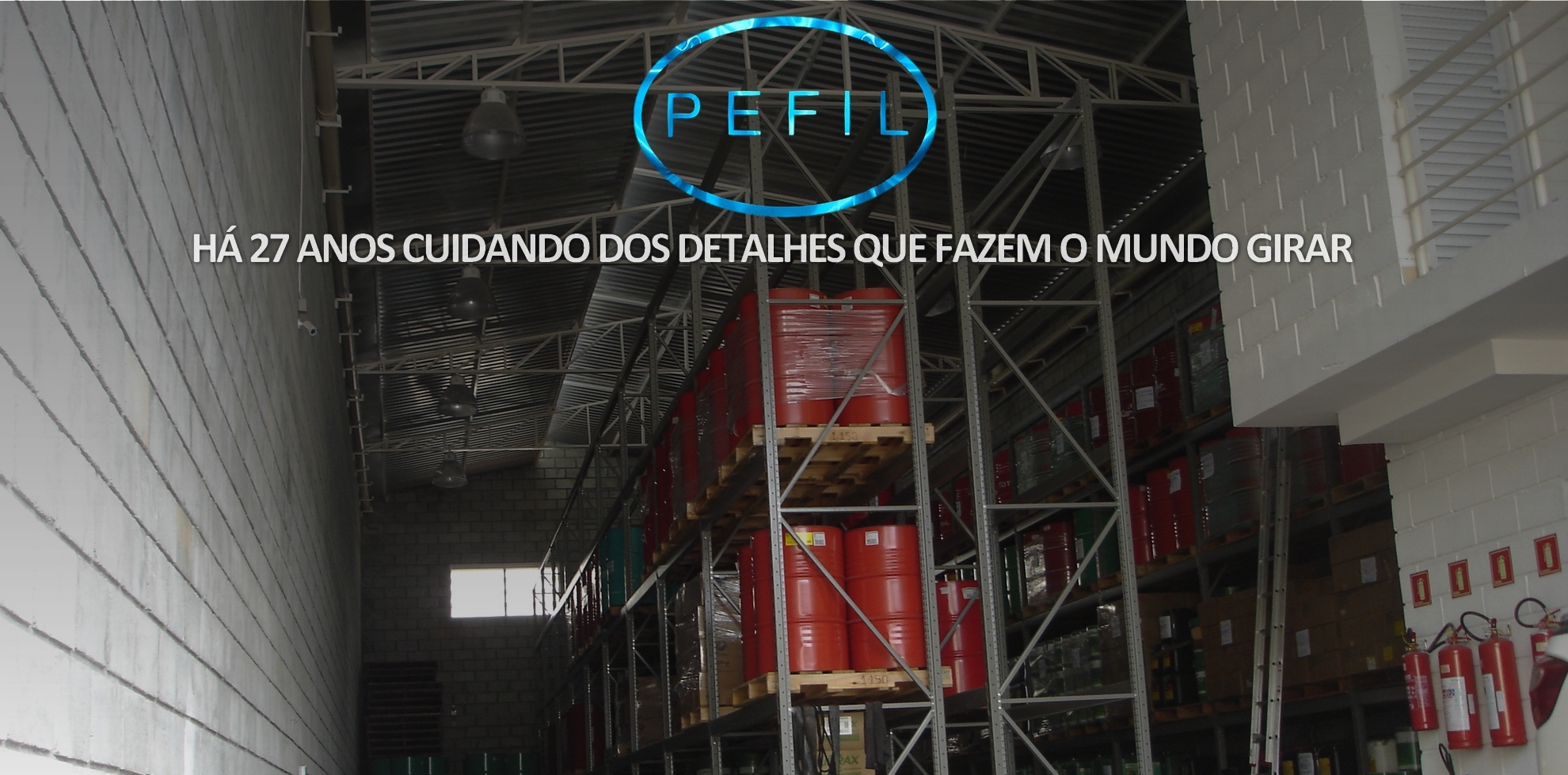 Equipe da Pefil e estoque de lubrificantes e peças automotivas